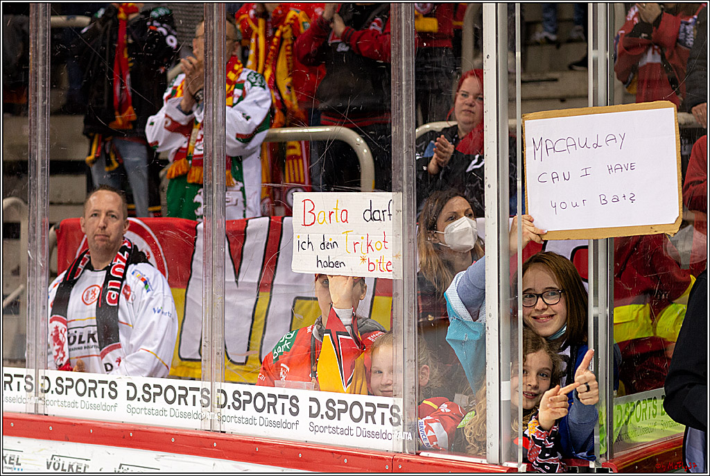 PENNY DEL Viertelfinale 4. Spiel; Duesseldorfer EG - Red Bull Muenchen; Duesseldorf, 16.04.2022